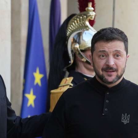 Der französische Präsident Emmanuel Macron (l) begrüßt den ukrainischen Präsidenten Wolodymyr Selenskyj im Elysee-Palast.