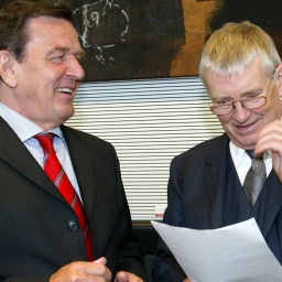 Bundeskanzler Gerhard Schröder (links) und Innenminister Otto Schily lesen vor Beginn der SPD-Fraktionssitzung in Berlin am 25. Mai 2004 Dokumente: Der Kanzler führt Gespräche mit der Opposition für eine Einigung zum geplanten Einwanderungsgesetz.