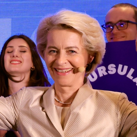 Die Spitzenkandidatin für die Europäische Kommission, die derzeitige Präsidentin der Europäischen Kommission Ursula von der Leyen jubelt