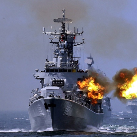 Chinesische Fregatten bei einem Manöver.
