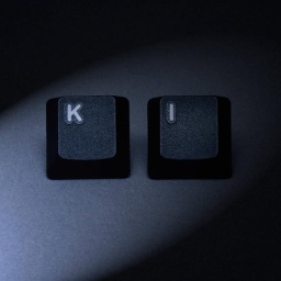 Nahaufnahme zweier Computertasten mit den Buchstaben "K" und "I".