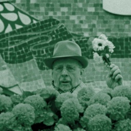 Walter Ulbricht mit Blumenstrauß in der Hand, Bild grün eingefärbt.