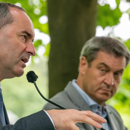 Markus Söder (CSU, r), Minsterpräsident von Bayern, steht im unteren Hofgarten an der Staatskanzlei mit Hubert Aiwanger (Freie Wähler), Wirtschaftsminister, bei der Pressekonferenz nach der Kabinettssitzung.