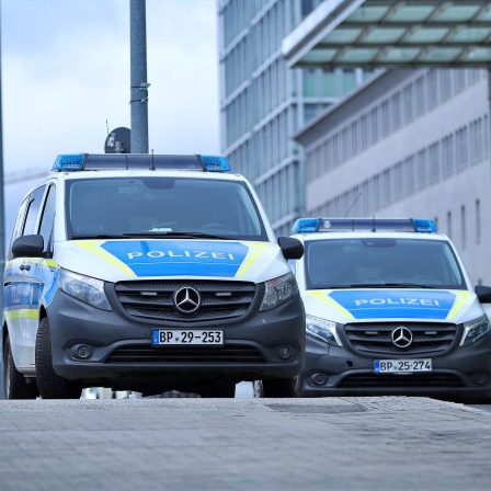 Einsatzfahrzeuge der Bundspolizei bei einem Einsatz vor dem Berliner Ostbahnhof.