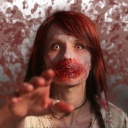 Eine Frau als Zombie kostümiert nimmt am einem Zombie-Walk teil