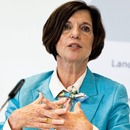 Die Soziologin Jutta Allmendinger sitzt bei einer Veranstaltung auf einem Podium und spricht in ein Mikrofon.