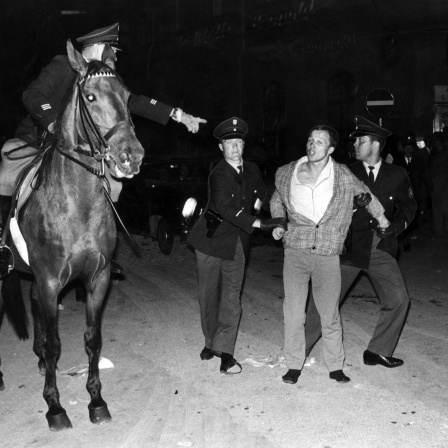 "Schwabinger Krawalle": Polizisten nehmen am 23. Juni 962 auf der Leopoldstraße in München-Schwabing einen Jugendlichen fest. 