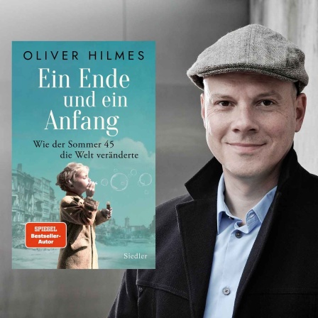Oliver Hilmes mit Buch "Ein Ende und ein Anfang" (Bild: Penguin Random House Verlagsgruppe/Maximilian Lautenschläger)