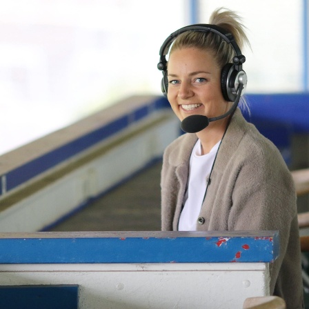 Christina Graf kommentiert als erste Frau Spiele der FIFA Fußball-WM live im Ersten und spricht darüber in SWR1 Leute