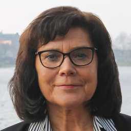 Petra Mahnke, die Geschäftsführerin der GMT posiert vor einem Fluss, der Hintergrund ist verschwommen.