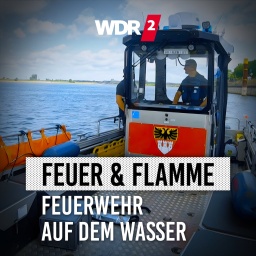 Löschboot mit zwei Feuerwehrleuten auf einem Fluß