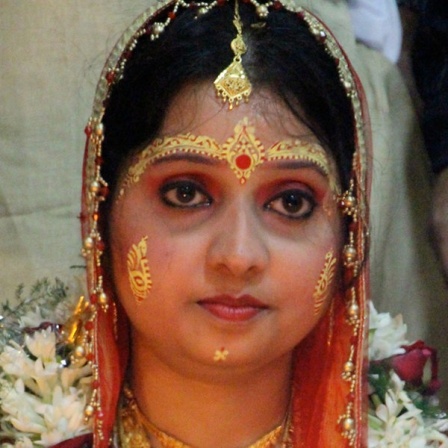 Rupalis Gesicht ist traditionell für die Hochzeit geschminkt.