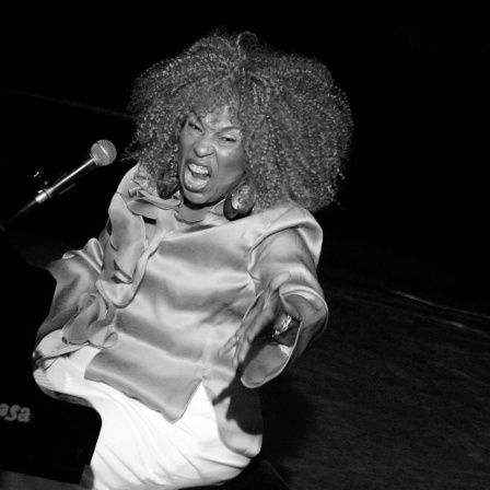 Soul-Ikone Roberta Flack singt während eines Konzerts auf einer Bühne