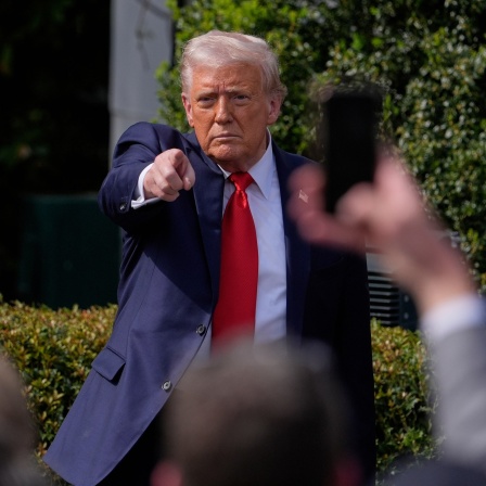 US-Präsident Donald Trump am 14. April 2025 bei der Begrüßung der College-Football-Nationalmannschaft im Weißen Haus in Washington. Wenig später äußerte er sich auch zum Ukraine-Krieg.