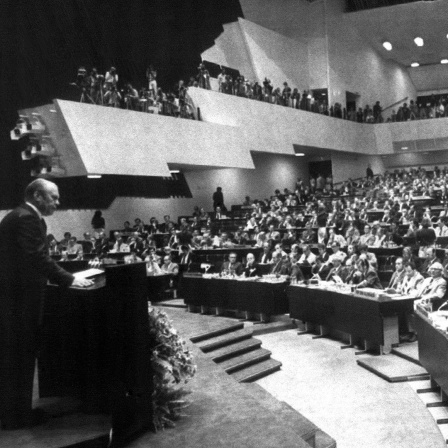 Der US-amerikanische Präsident Gerald Ford spricht am Morgen des 1. August 1975 im Finlandia-Haus in Helsinki zu den Delegierten der Konferenz über Sicherheit und Zusammenarbeit (KSZE) in Europa.