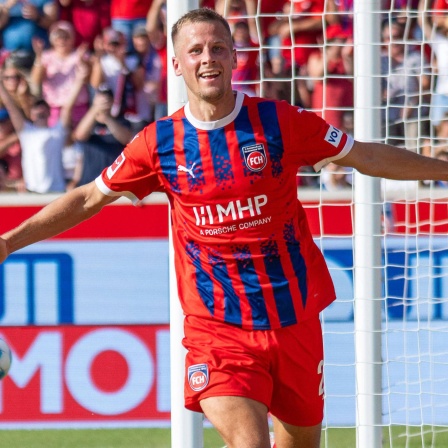 Adrian Beck bejubelt seinen Treffer zum 3:0 gegen Augsburg