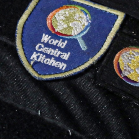 Logo der US-Hilfsorganisation World Central Kitchen auf der Weste eines in Gaza getöteten Mitarbeiters. 