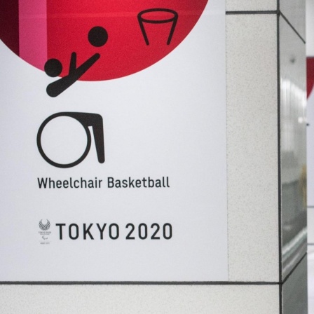 Ein Plakat für Rollstuhl-Basketball bei den Paralympischen Spielen in Japan.