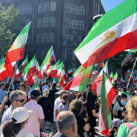 Am Jahrestag der Ermordung von Jina Mahsa Amini im Iran ziehen Menschen bei einer Demonstration durch die Hamburger Innenstadt.