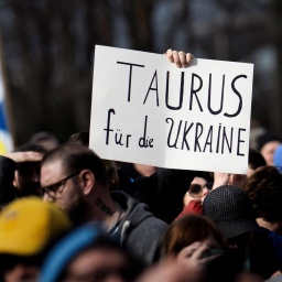 Eine Demonstration für die Ukraine am Brandenburger Tor in Berlin. Auf einem Schlid steht "Taurus für die Ukraine".