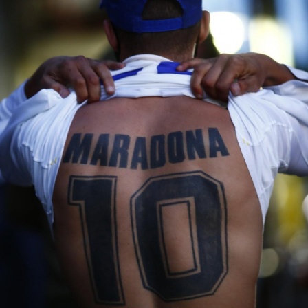 Ein Fan von Diego Maradona hat sich dessen Namen und Rückennummer auf den Rücken tätowieren lassen.