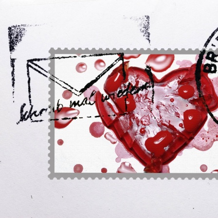 Abgestempelte Briefmarke mit rotem Herz: Früher gab es eine &#034;Briefmarkensprache&#034;, aber die Bedeutung war nicht einheitlich geregelt