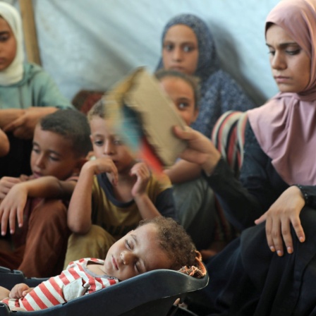 Der palästinensische Säugling Abdul Rahman Abu Al-Jidyan, 11 Monate, der an Polio erkrankt ist, wird von seiner Familie in einem Zelt in einer Unterkunft für Vertriebene im Zentrum des Gazastreifens versorgt.