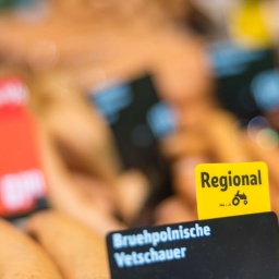 Produkte in einer Wurst-Bedienungstheke in einem Supermarkt, die teilweise Hinweise auf eine regionale Herkunft tragen (Symbolbild) | Bild: picture-alliance/dpa | Frank Hammerschmidt