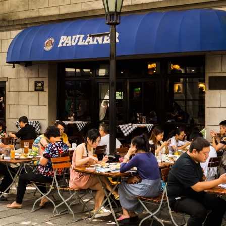Symbolbild: Gäste im "Paulaner Brauhaus" in Shanghai (2014)