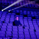 Ein Zuschauer sitzt in einem großen Theatersaal