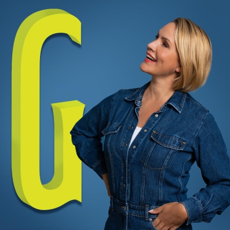 Judith Rakers vor blauem Hintergrund mit einem gelben Buchstaben "G"