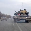 Ein russischer Panzer fährt auf einer Straße in der Nähe von Mariupol.