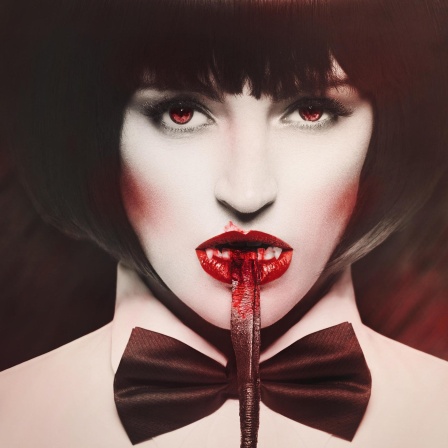 Vampir-Frau mit Blut am Mund
