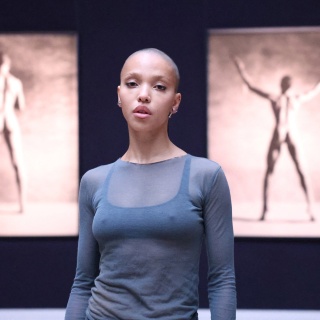 FKA twigs posiert für ein Foto bei ihrer ersten großen Ausstellung 'The Eleven' im Sotheby's in London.