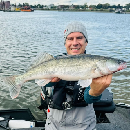 Frieder mit einem kompakten Zander aus dem Hamburger Hafen(Bild: rbb/F.Rößler)