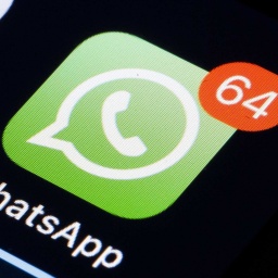 Symbolfoto: Das Logo des Instant-Messaging-Dienstes WhatsApp mit 64 ungelesenen Nachrichten