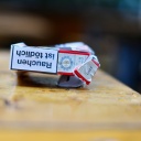 "Rauchen ist tödlich" steht auf einer leeren Zigarettenschachtel.