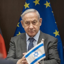 Der israelische Ministerpräsident Benjamin Netanjahu vor einer europäischen Flagge beim Besuch von Deutschlands Außenministerin Annalena Baerbock in Israel.