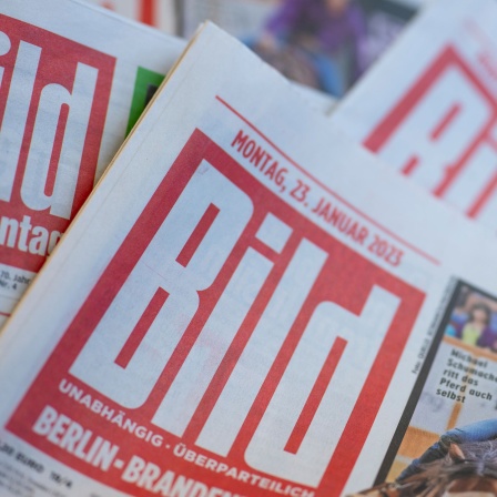 Papierausgaben der Zeitungen «Bild» und «Bild am Sonntag» liegen auf einem Tisch.
