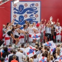 Englands Fußballerinnen lassen sich feiern in London.