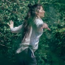 Tanzen - die Spannung zwischen Bei-sich-Sein und Außer-sich-Sein. Zu sehen: Eine Frau tanzt in einem Wald. 