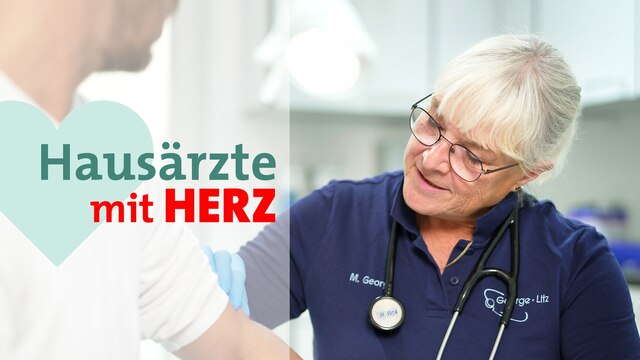 Eine Ärztin in dunkelblauem Poloshirt untersucht den Arm einer Person, links im Bild der Schriftzug "Hausärzte mit Herz"