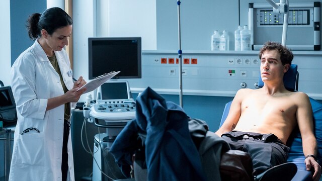 Dr. Leyla Sherbaz (Sanam Afrashteh, l.) nimmt Timo Köster (Giovanni Funiati, r.) im Johannes-Thal-Klinikum auf. Seine Verletzung ist keine Kleinigkeit, wie sich schnell herausstellt ...