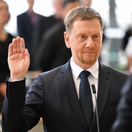 Michael Kretschmer (CDU) legt nach der Wahl zum Ministerpräsidenten von Sachsen im Plenarsaal im Sächsischen Landtag den Amtseid ab.