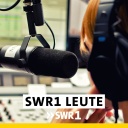SWR1 Leute: Wir nehmen uns die Zeit für meist einen Gast - Der Podcast zur Radio-Sendung (Foto: Frau vor Mikrofon mit Schriftzug)