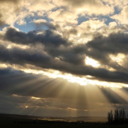 Sonnenschein bricht durch bewölkten Himmel