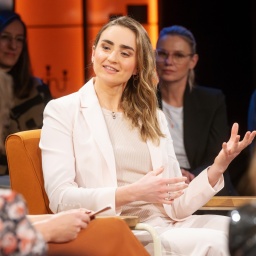 3nach9 mit Elena Semechin.