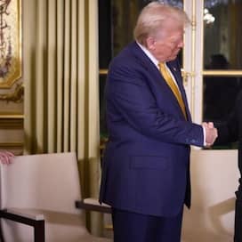 Der ukrainische Präsident Volodymyr Selenskyj (rechts) und Donald Trump schütteln sich die Hand nach einem Treffen im Elysee Palast in Paris.