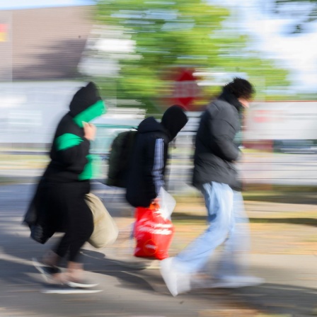 Symbolbild: Drei Geflüchtete gehen zur Landesaufnahmebehörde
