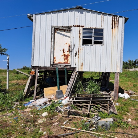 Das Beitragsbild des Dok5 "Die Vertriebenen von Louisiana" zeigt ein verlassenes und zerstsörtes Holzhaus auf der Isle de Jean Charles. 
